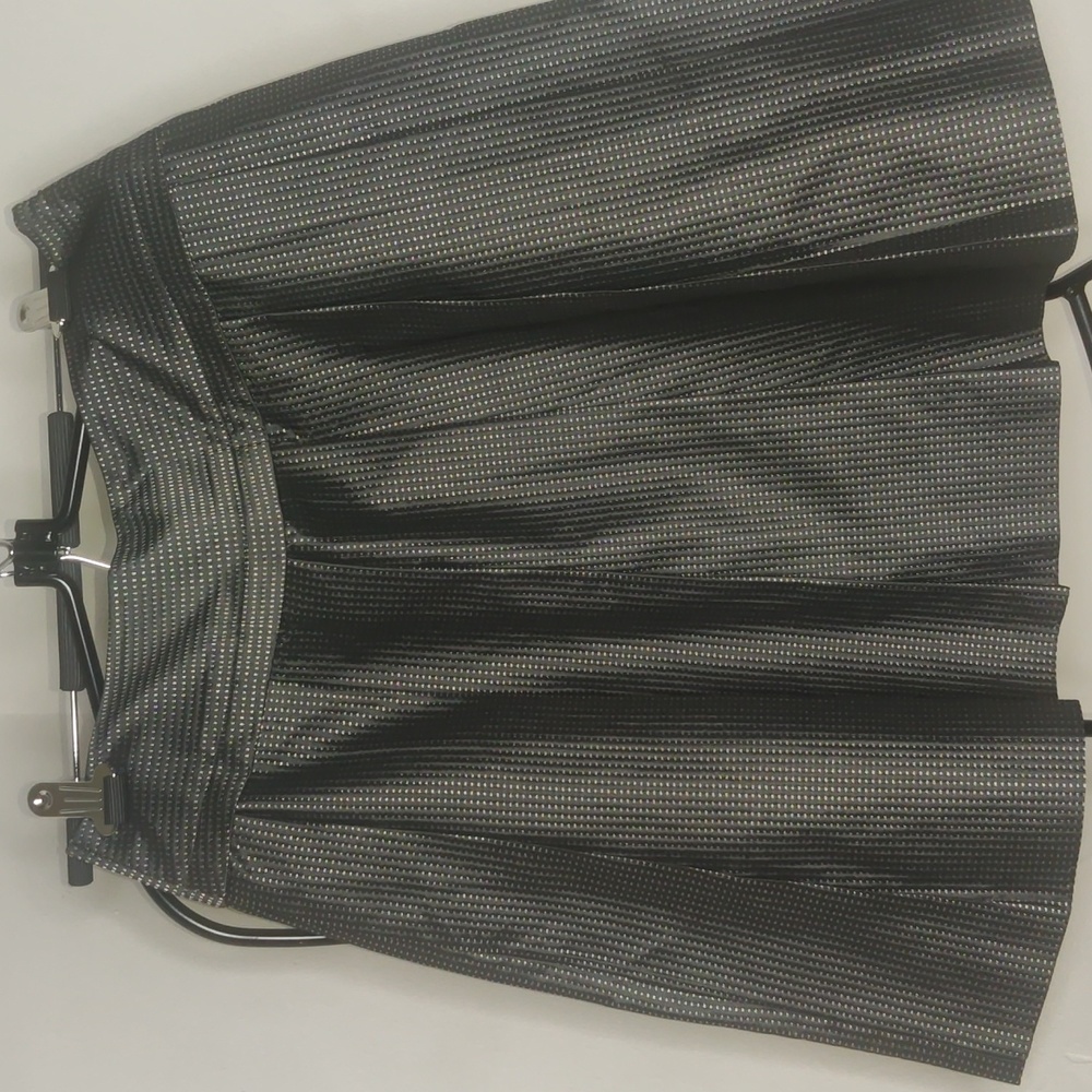 Excellent condition pre owned theory skirt with a speck of silver size 8